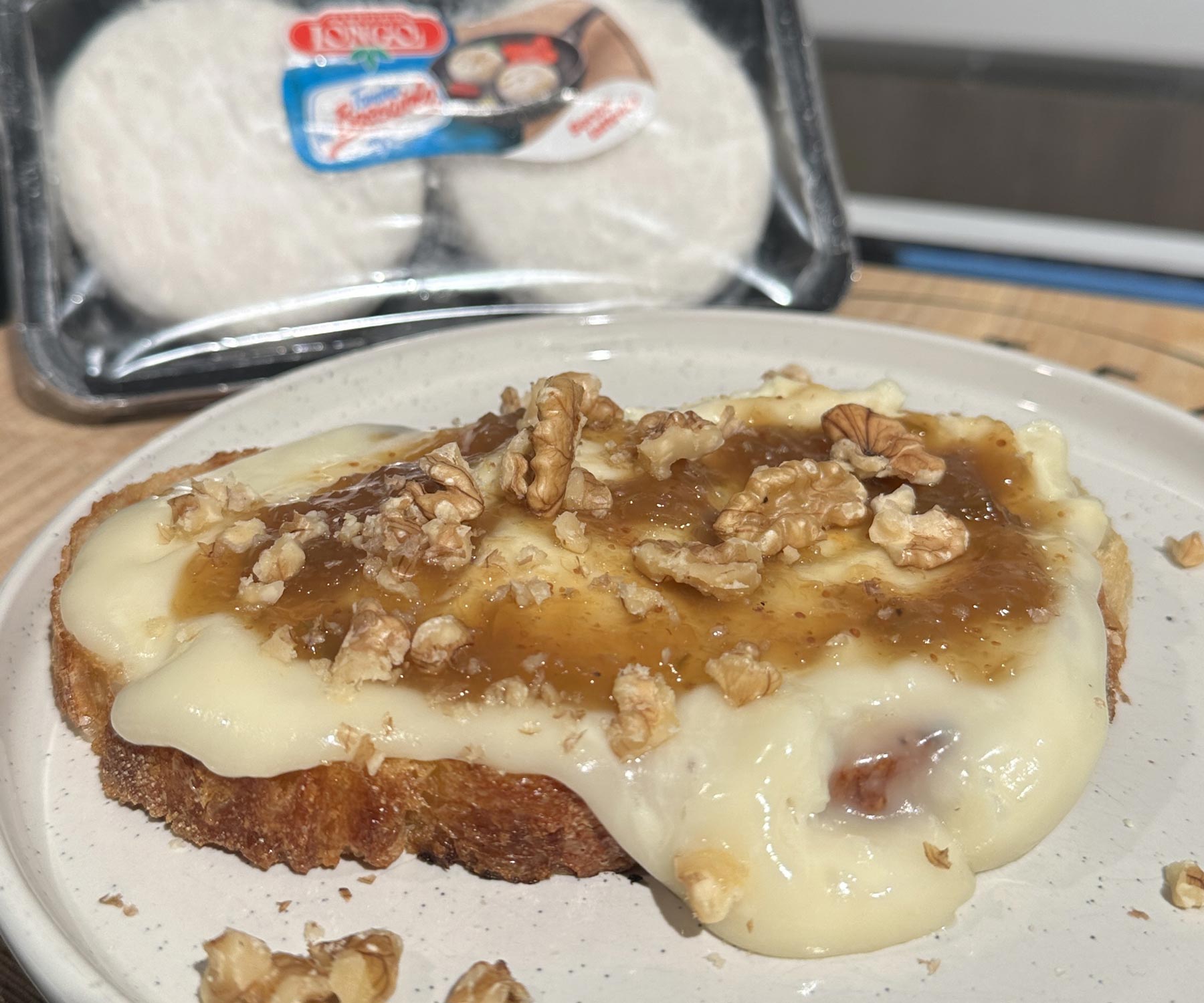 Nottambulo | Crostone con Tomino, marmellata di fichi e noci