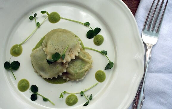 Ravioli ripieni di Tomino Fresco su Crema di piselli