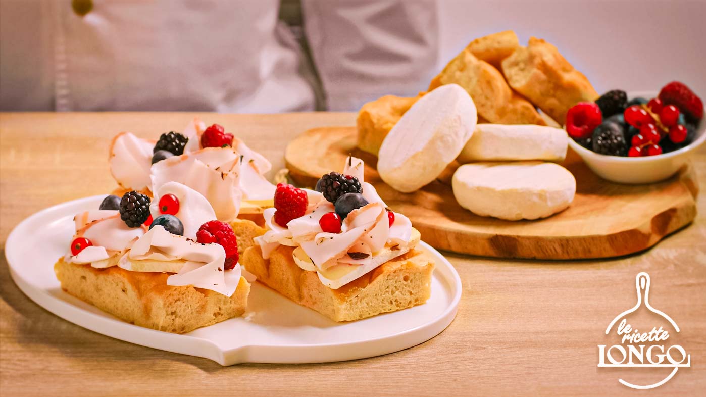 White focaccia with Tomino del Boscaiolo, lard and fresh berries 