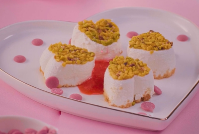 Influencer | Tartufini dolci (biscotto e pistacchi) con coulis di frutti rossi e cioccolato Ruby