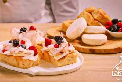 White focaccia with Tomino del Boscaiolo, lard and fresh berries 