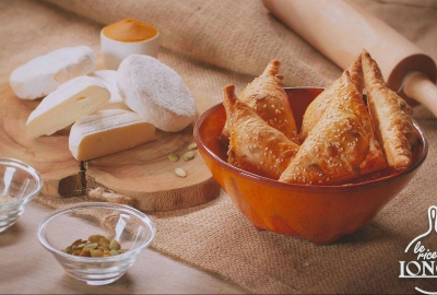 Bocconcini of Tomino and pumpkin, wrapped in sesame puff pastry and pumpkin seeds